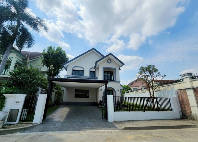 ลัดดารมย์ ปิ่นเกล้า หลังริม  บ้านรีโนเวทใหม่แบรนด์ Q house ดีไซน์สวยทันสมัย