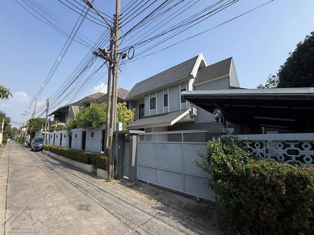 ให้เช่าบ้านเดี่ยว 2 ชั้น 95 ตร.ว. ซอยรัชดาภิเษก 32 สไตล์คอนกรีตผสมไม้ ใกล้ MRT ลาดพร้าว