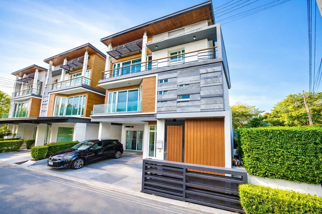 BTS ห้าแยกลาดพร้าว พร้อมสระว่ายน้ำพรีเมียม  บ้านหรู 3 ชั้น ตกแต่งสวย 4นอน เซ็นทรัลลาดพร้าว  ยูเนี่ยนมอลล์ 1.2 กม.  6น้ำ 57ตร.วา 230ตร.ม.