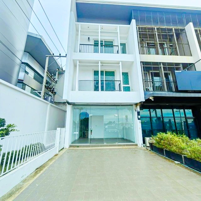 พลายชุมพล ใกล้เซ็นทรัลพิณุโลก 1.6 กม. อาคารพาณิชย์ 3 ชั้น 3นอน 3น้ำ ถนนวงแหวน by pass 16ตร.วา. 190ตร.ม.  เมืองพิษณุโลก รพ.พิษณุโลก 2.6 กม. 